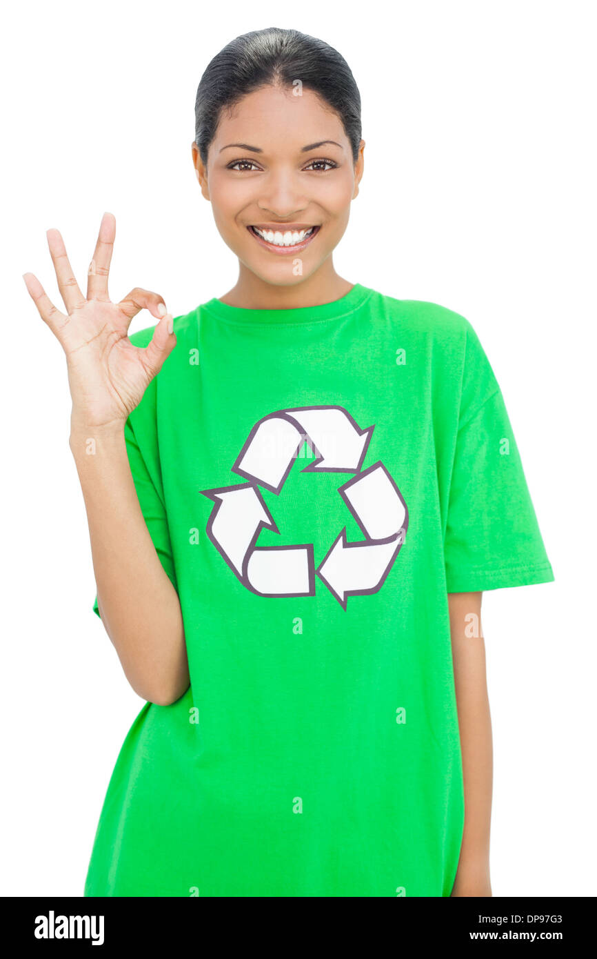 Modello di felice indossando il riciclaggio tshirt facendo bene gesto Foto Stock