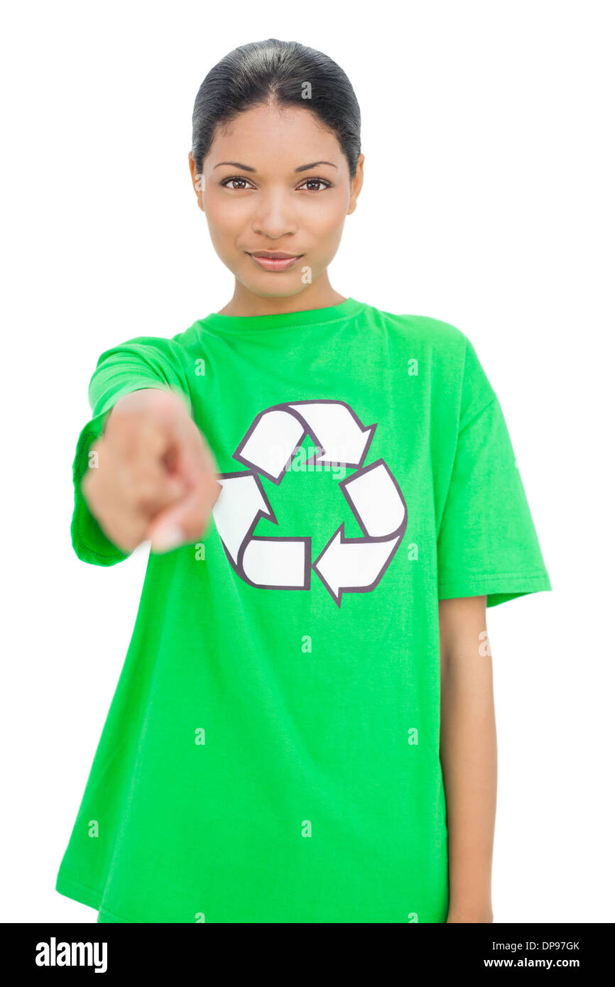 Modello rilassato che indossa il riciclaggio tshirt puntando alla fotocamera Foto Stock