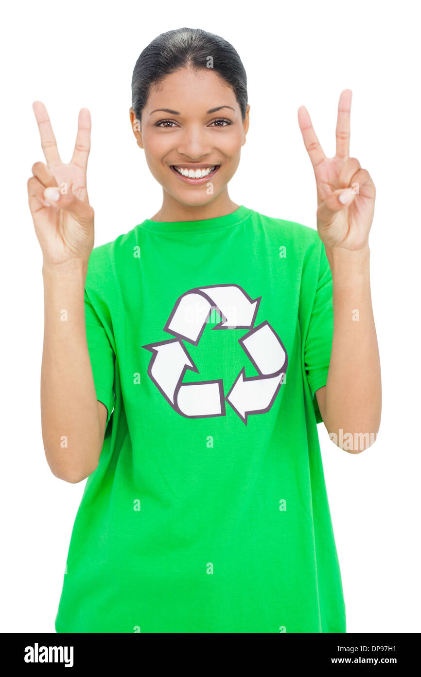 Modello di felice indossando il riciclaggio tshirt rendendo gesto pacifica Foto Stock