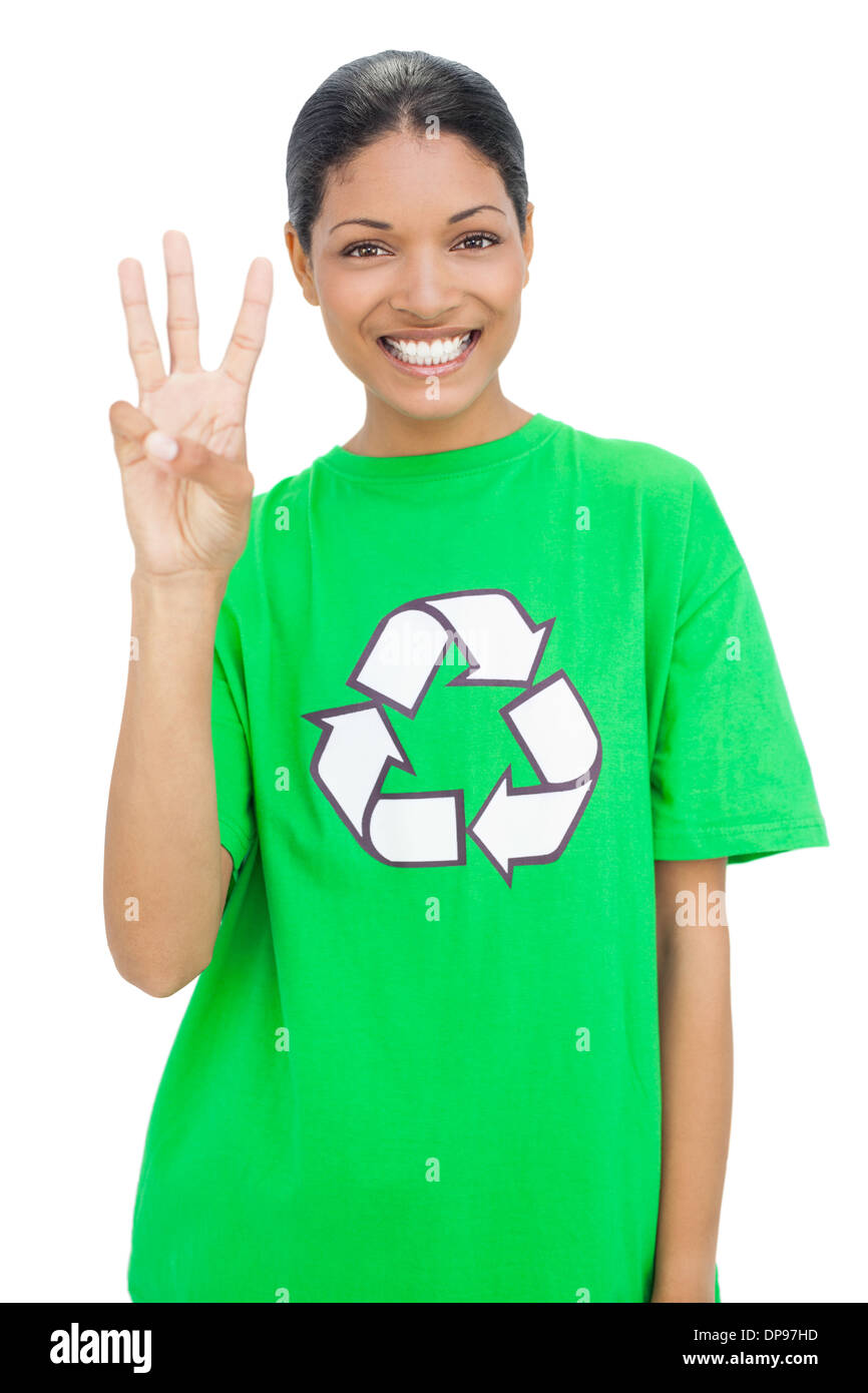 Modello di felice indossando il riciclaggio tshirt che mostra tre dita Foto Stock
