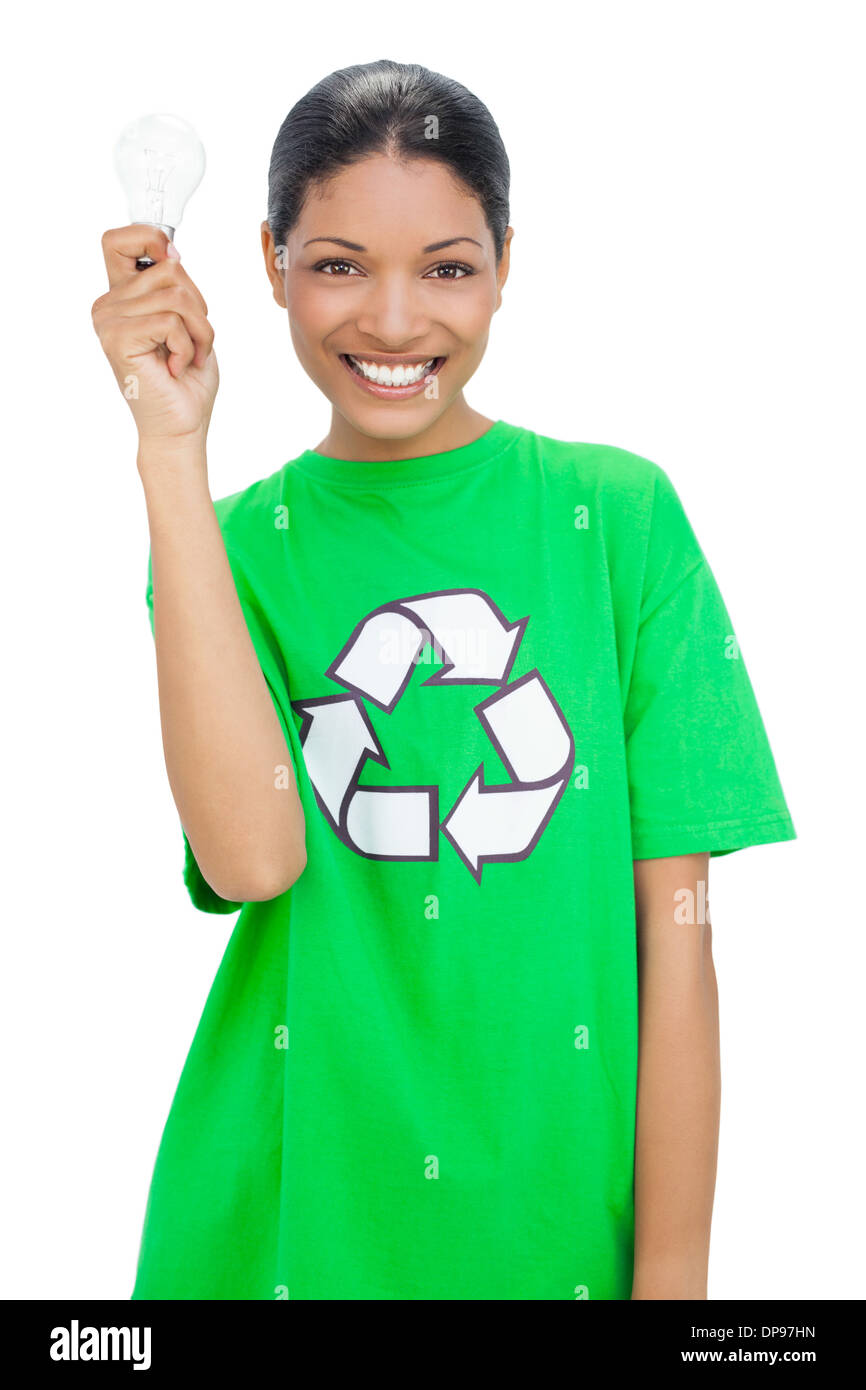 Modello di felice indossando il riciclaggio tshirt holding lampadina della luce Foto Stock