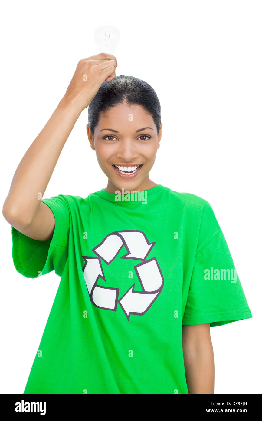 Modello sorridente indossando il riciclaggio tshirt holding lampadina sopra la sua testa Foto Stock