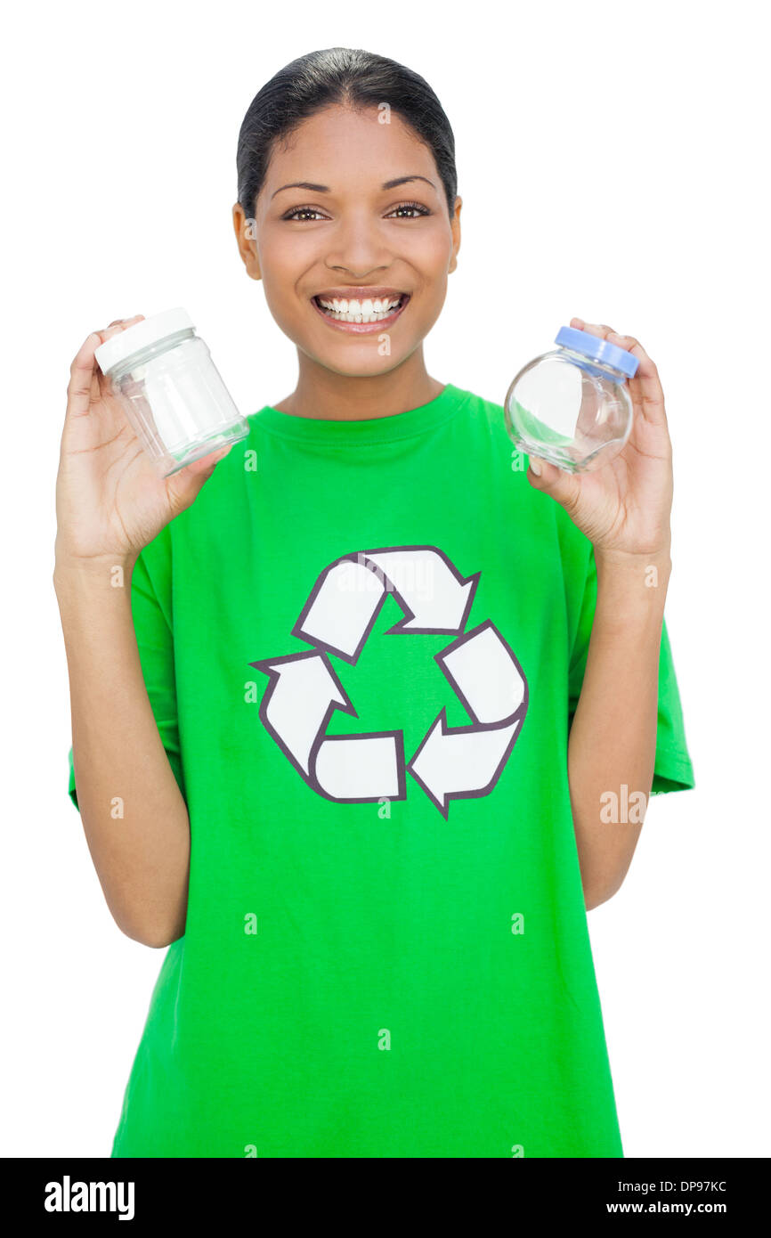 Modello di allegro che indossa il riciclaggio tshirt holding pots Foto Stock