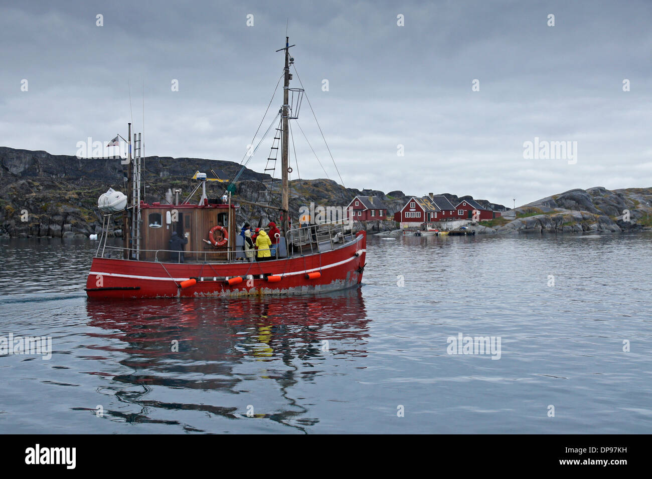 Imbarcazione turistica che entrano in porto, Ilimanaq (Oqatsut), Groenlandia occidentale Foto Stock