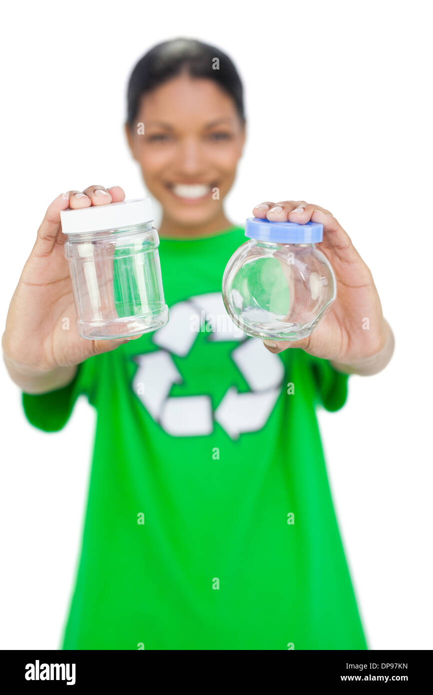 Modello sorridente indossando il riciclaggio tshirt holding pots Foto Stock