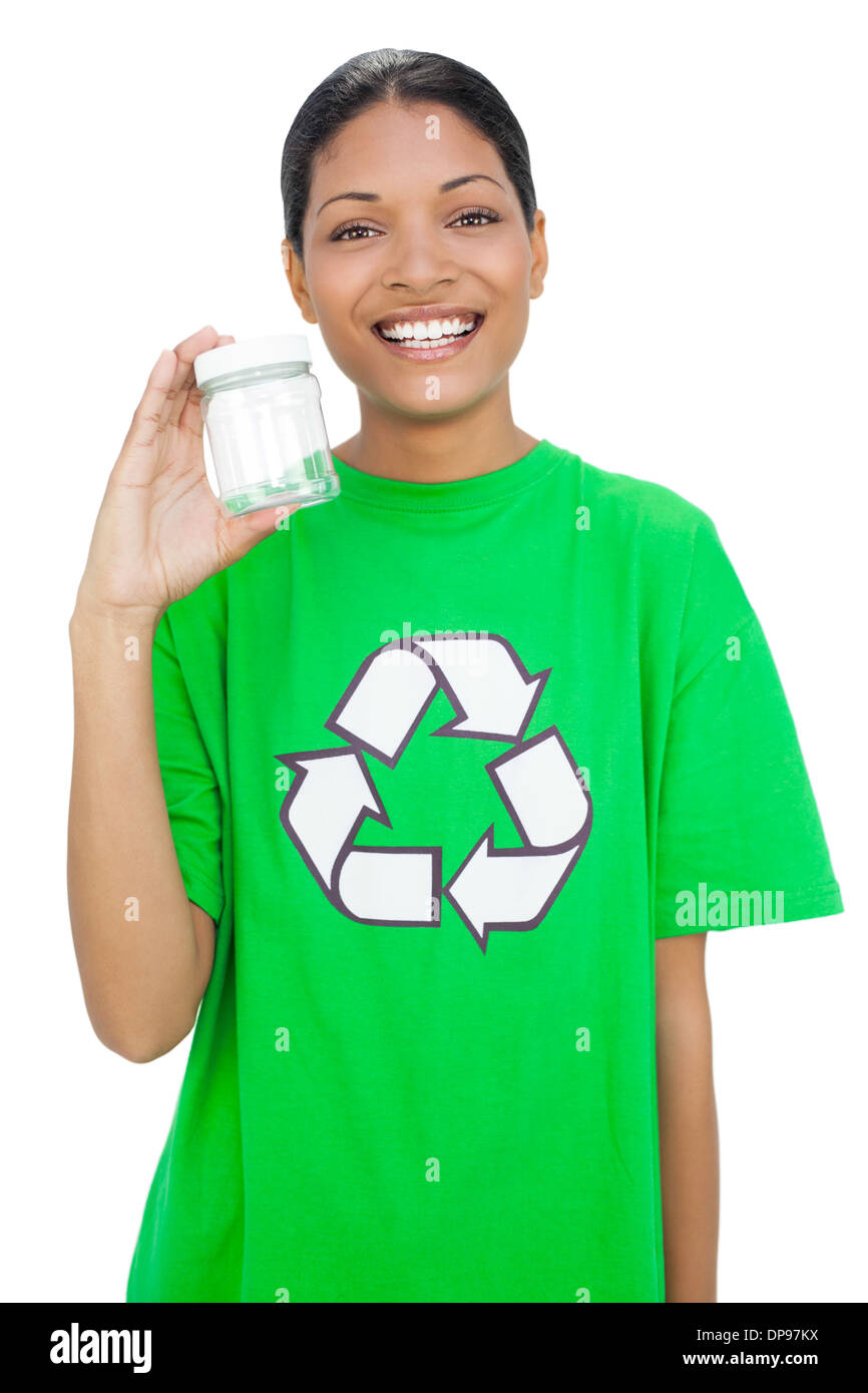 Modello di felice indossando il riciclaggio tshirt holding pot Foto Stock