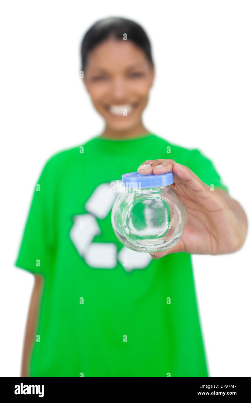 Modello di allegro che indossa il riciclaggio tshirt holding pot Foto Stock