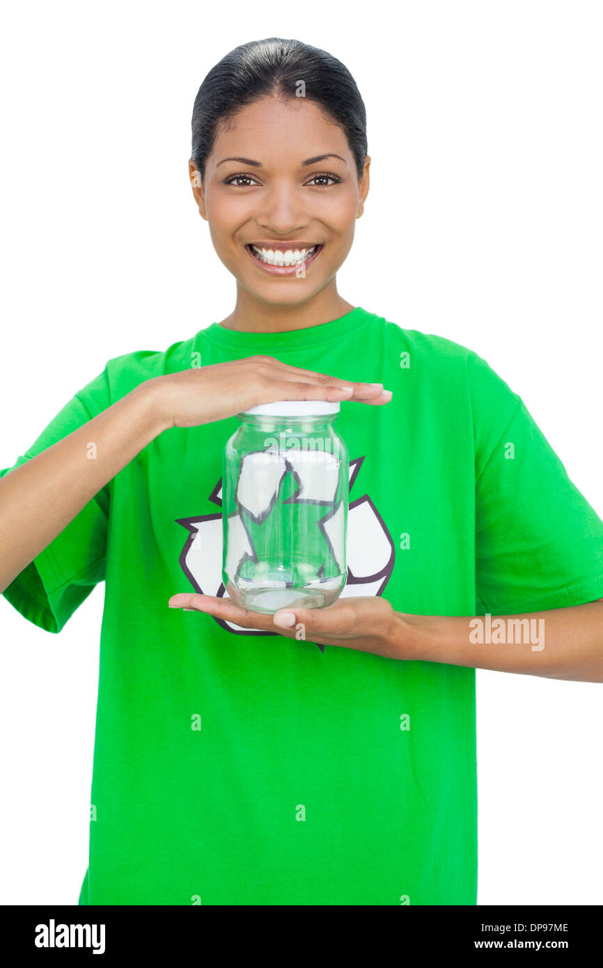 Modello di allegro che indossa il riciclaggio tshirt holding vaso di vetro Foto Stock