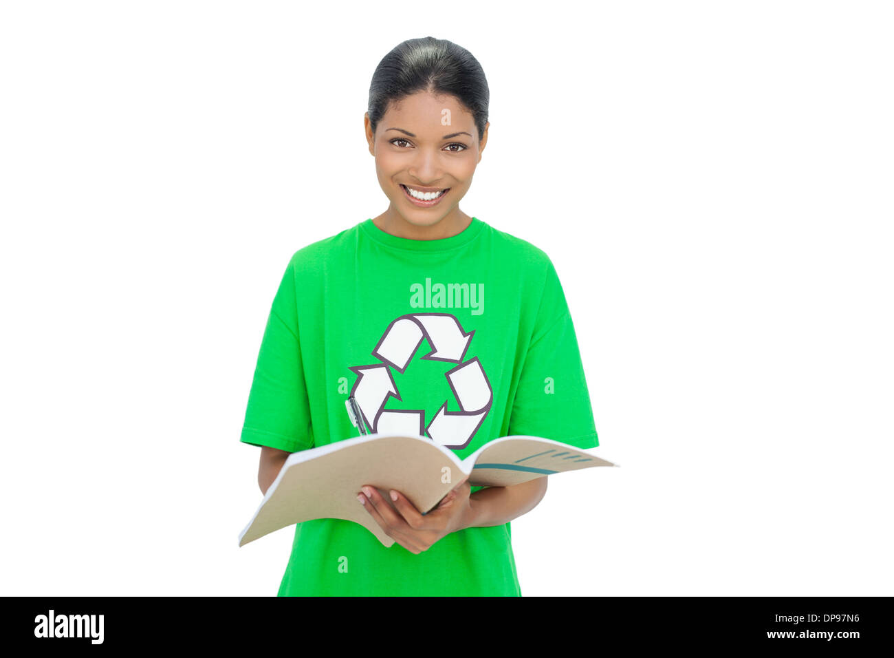 Modello sorridente indossando il riciclaggio tshirt holding notebook Foto Stock