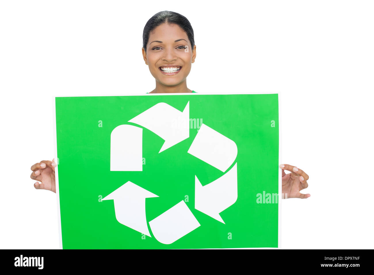 Modello sorridente tenendo premuto segno di riciclaggio Foto Stock