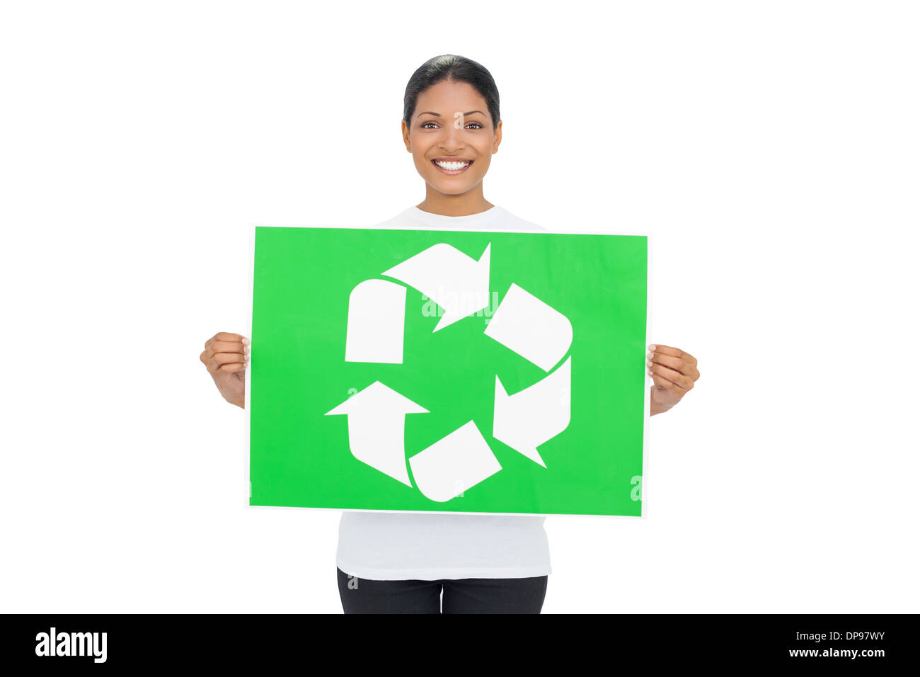 Sorridente giovane donna tenendo premuto segno di riciclaggio Foto Stock