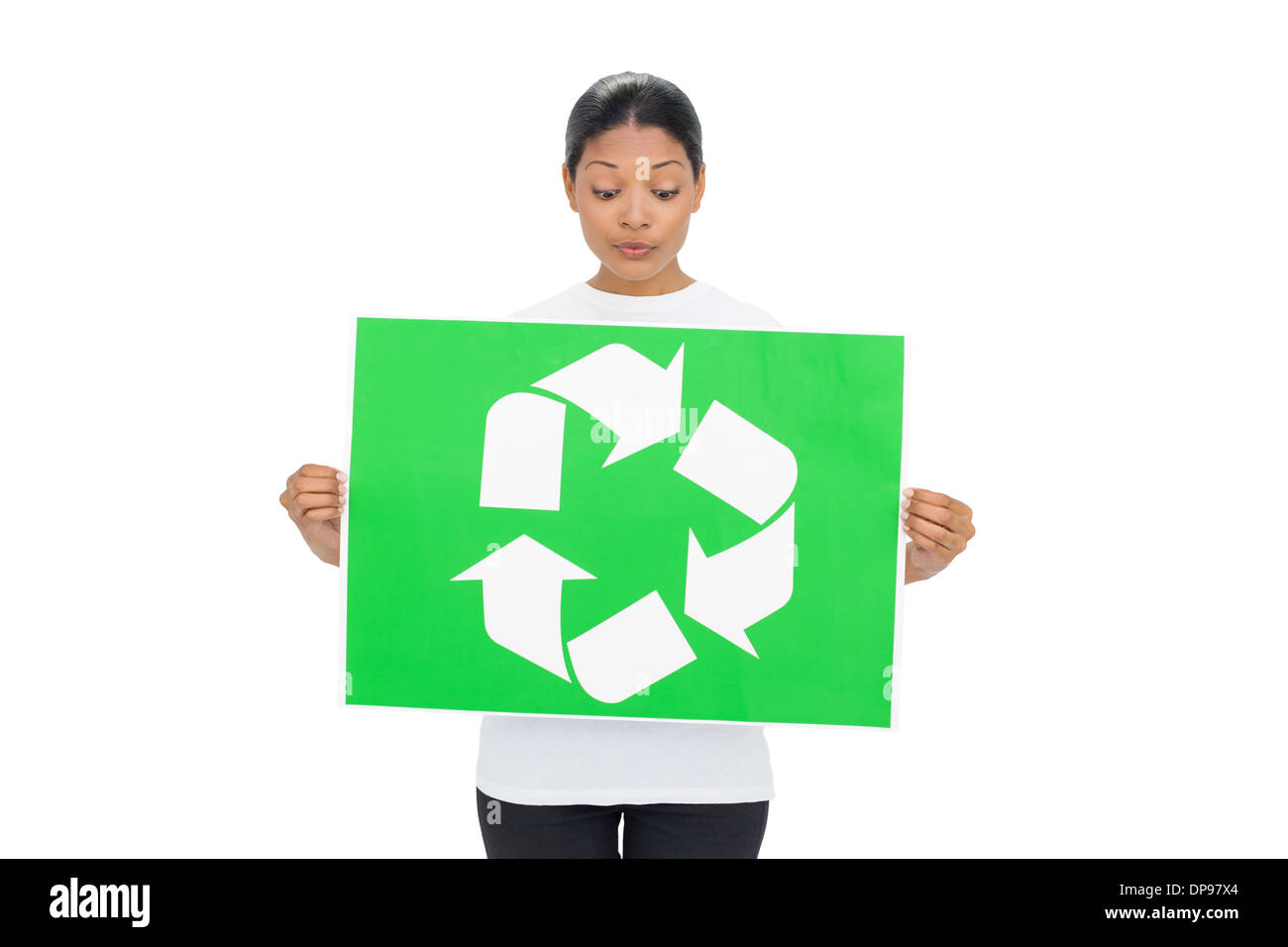 Curioso giovane donna tenendo premuto segno di riciclaggio Foto Stock