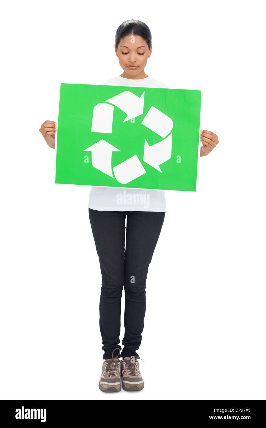 Volunteer giovane donna tenendo premuto segno di riciclaggio Foto Stock