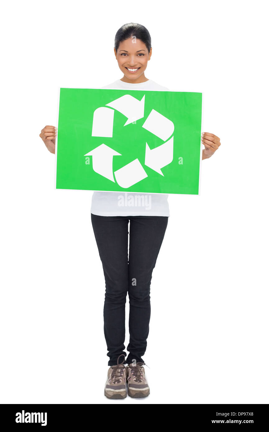 Sorridente giovane donna tenendo premuto segno di riciclaggio Foto Stock