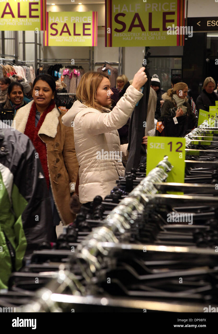 Centinaia di persone su Princes Street di Edinburgo per trovare un affare per il boxing day vendite Foto Stock