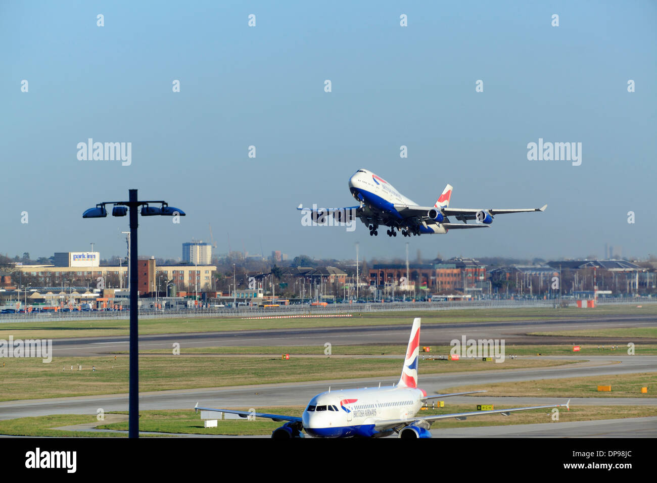 British Airways Boeing 747 prende il volo all'aeroporto di Heathrow pista 27R Foto Stock