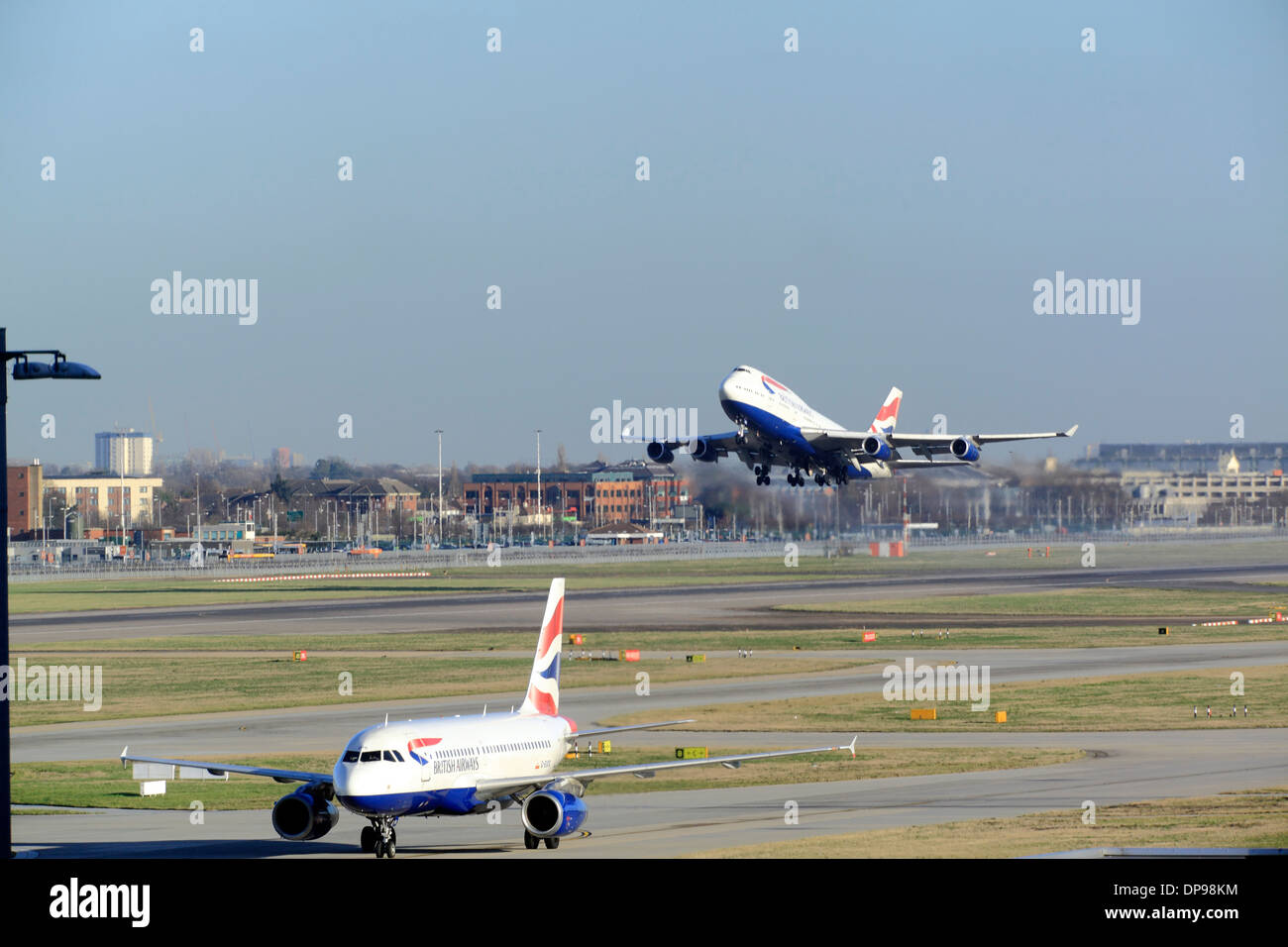 British Airways Boeing 747 prende il volo all'aeroporto di Heathrow pista 27R Foto Stock