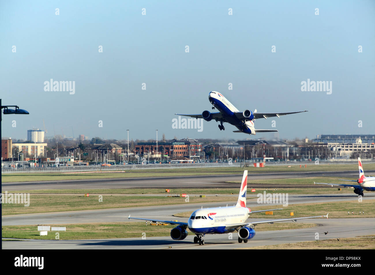 British Airways Boeing 767 prende il volo all'aeroporto di Heathrow pista 27R Foto Stock