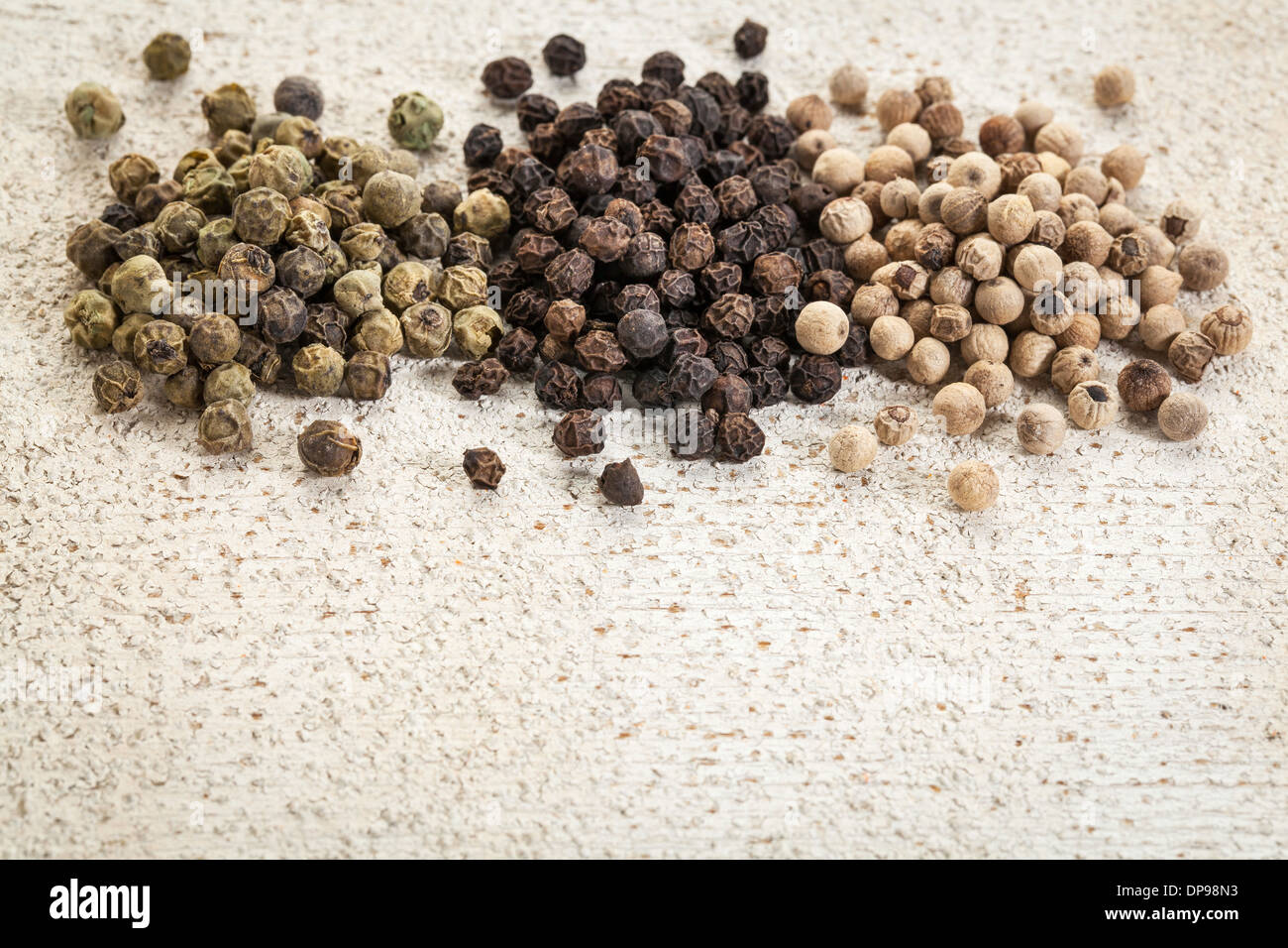 Verde e nero e pepe bianco sul dipinto di grunge Sfondo legno Foto Stock