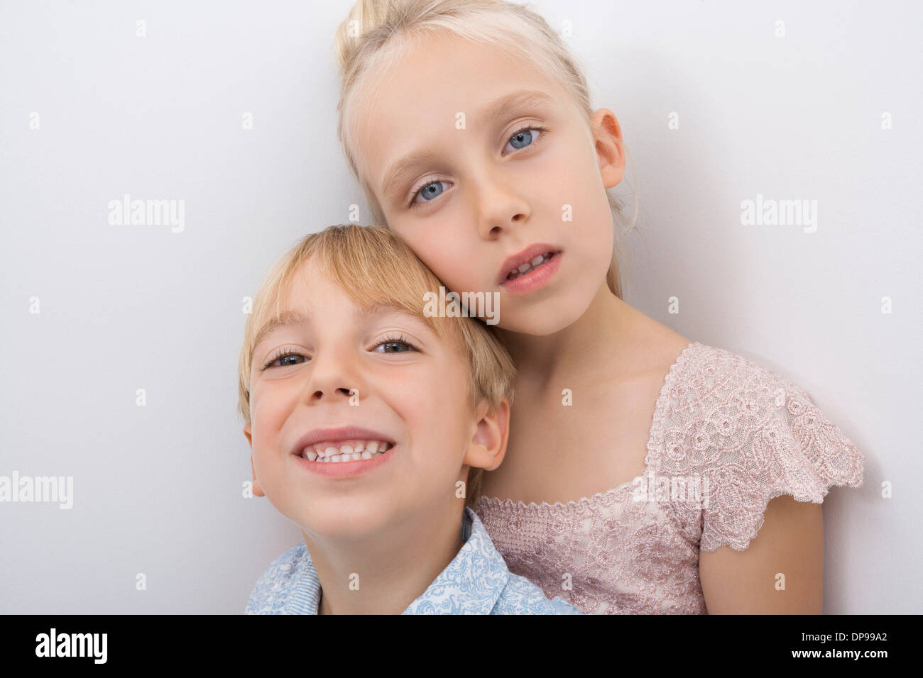 Ritratto di fratello e sorella su sfondo grigio Foto Stock