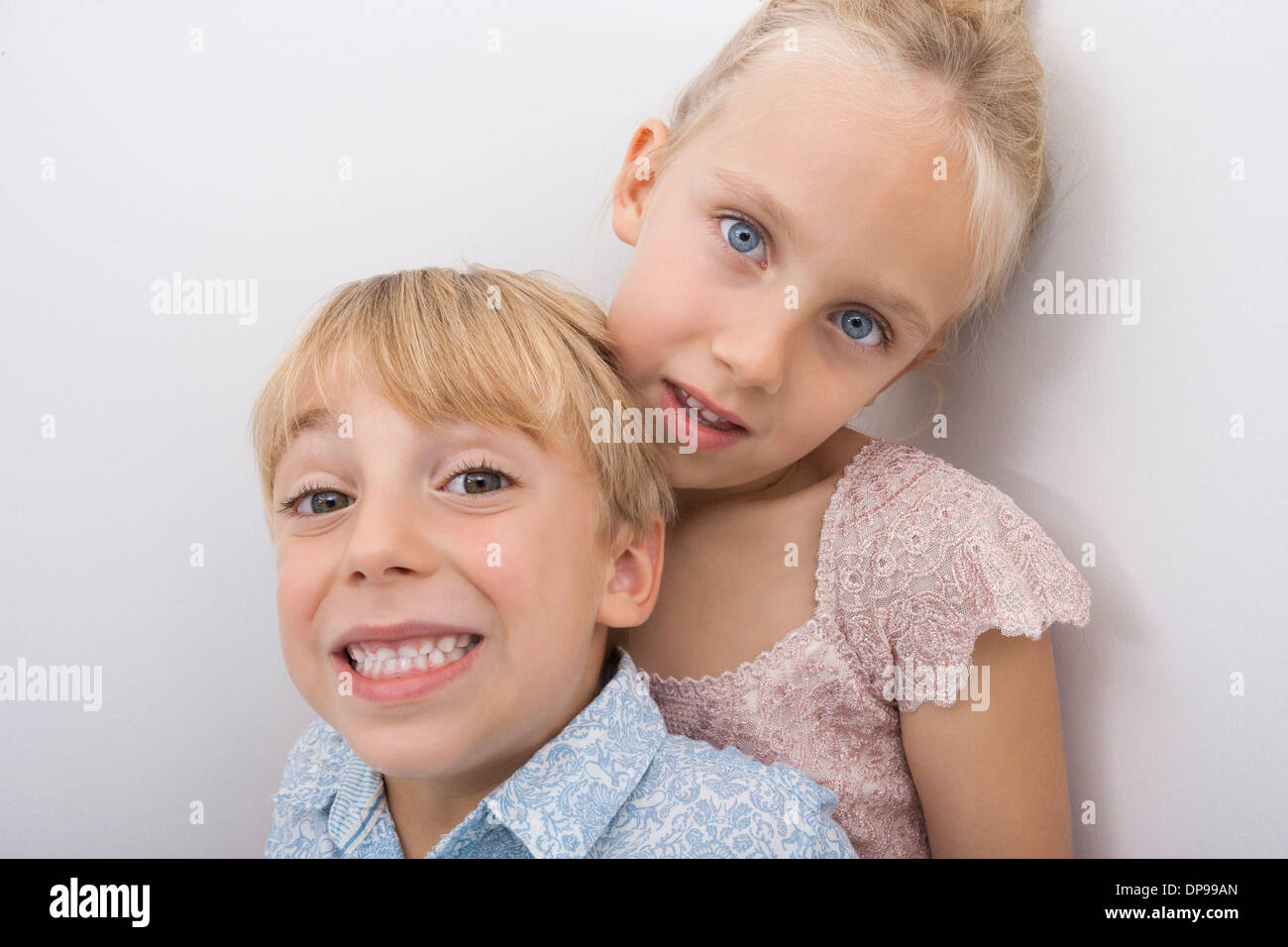 Ritratto di felice fratello con la sorella su sfondo grigio Foto Stock
