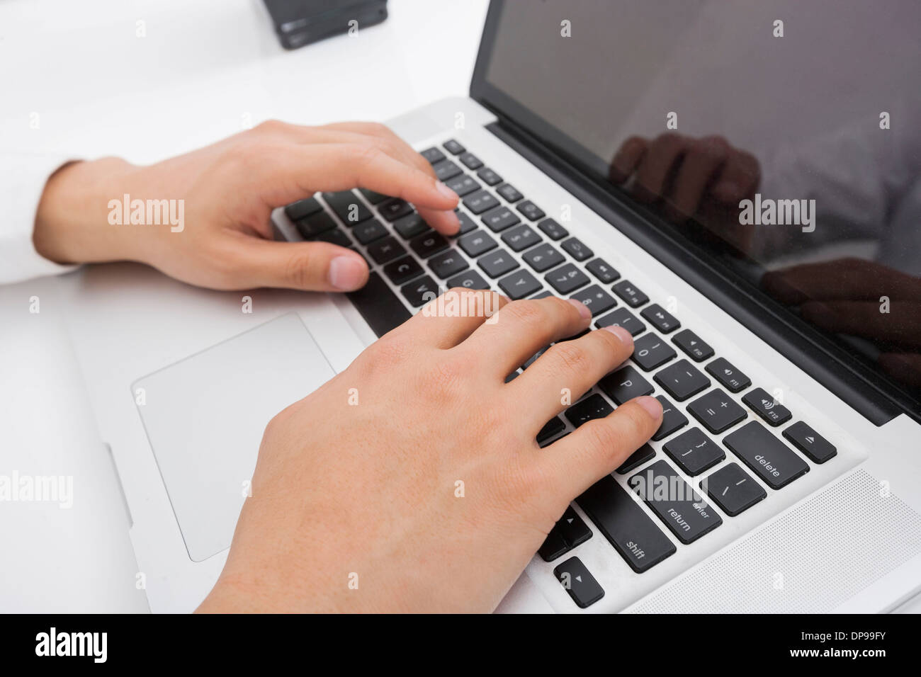 Imprenditore il mani con laptop Foto Stock