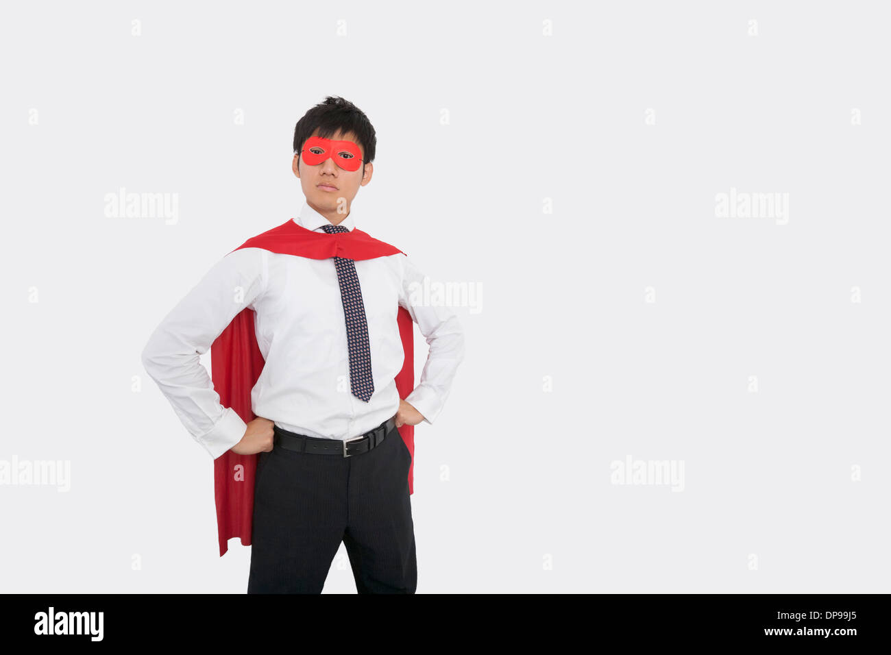Fiducioso imprenditore asiatici in costume da supereroe Foto Stock