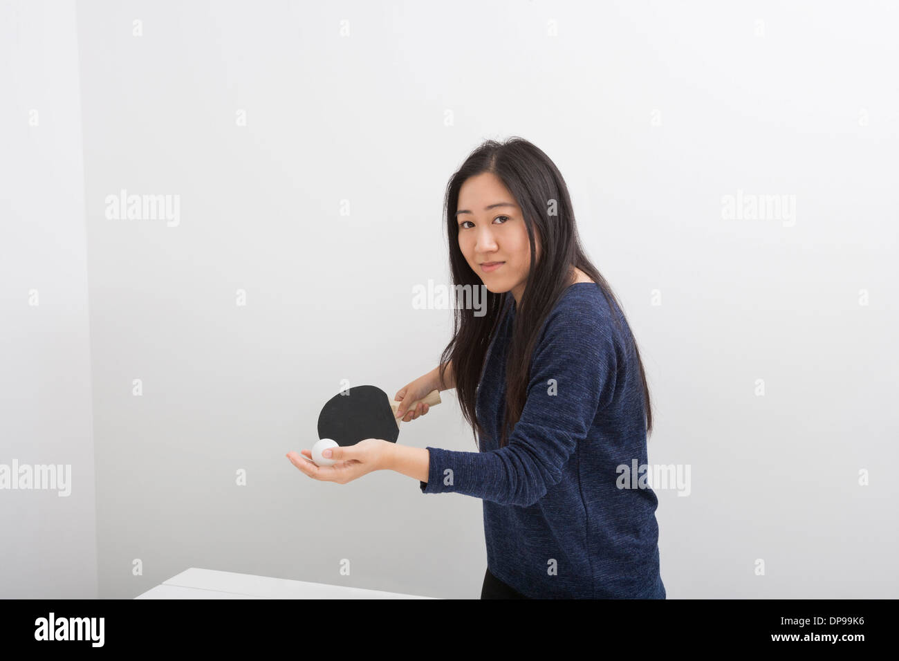 Ritratto di giovane e bella donna preparando a servire palla di ping-pong Foto Stock