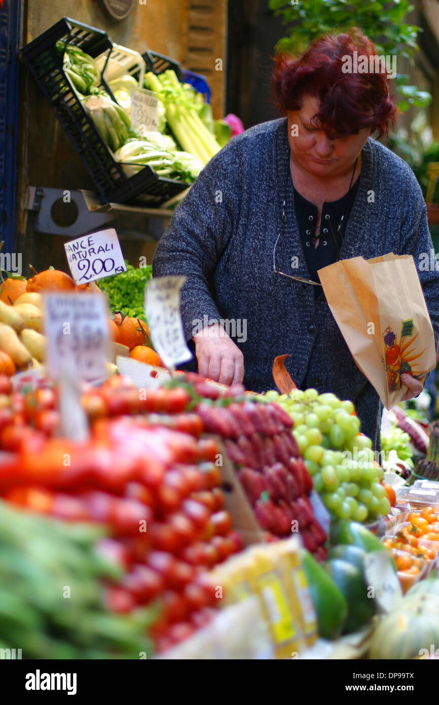 La frutta e la verdura visualizzato al mercato Orefici nel centro di Bologna, conosciuta come la capitale gourmet dell'Italia. Foto Stock