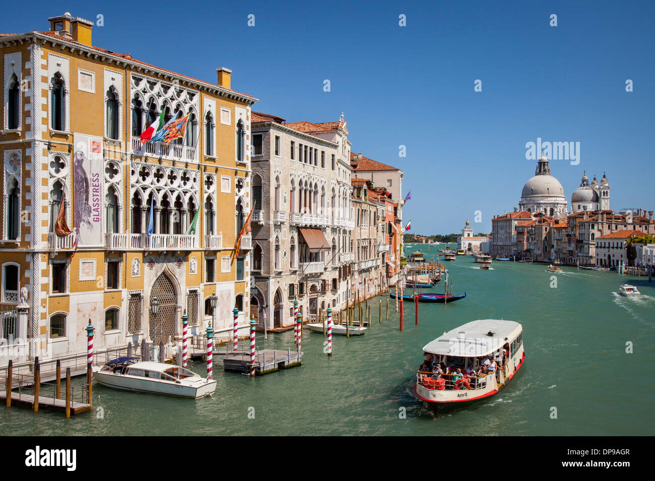 Il vaporetto - taxi acqueo lungo il Canal Grande, Venezia, Veneto, Italia Foto Stock