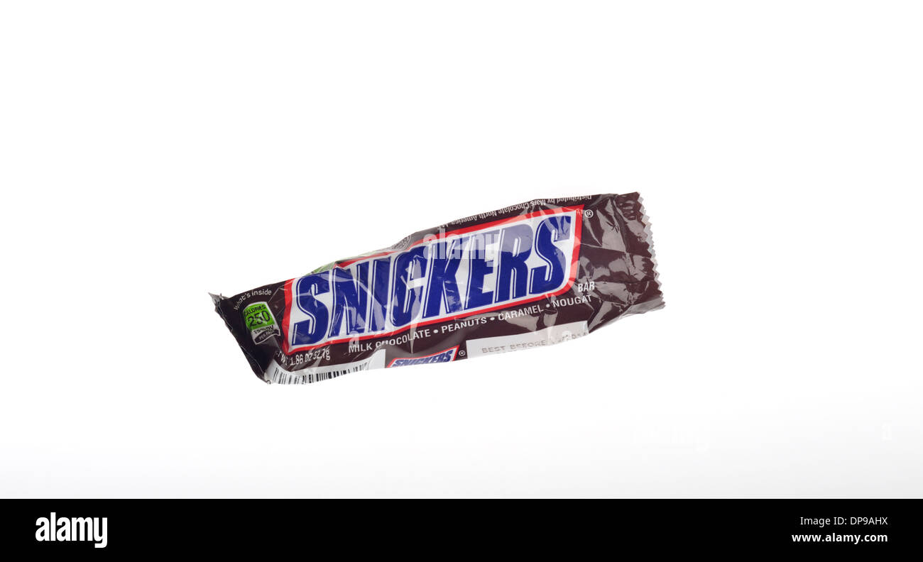Snickers bar da Marte wrapper frantumato su sfondo bianco tagliato fuori USA Foto Stock
