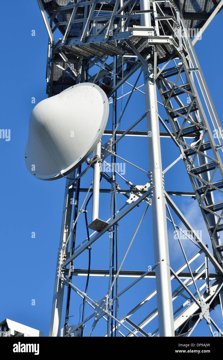 Relè a microonde sulla torre lungo il canale di Cape Cod per la trasmissione radar, video, ecc. Foto Stock