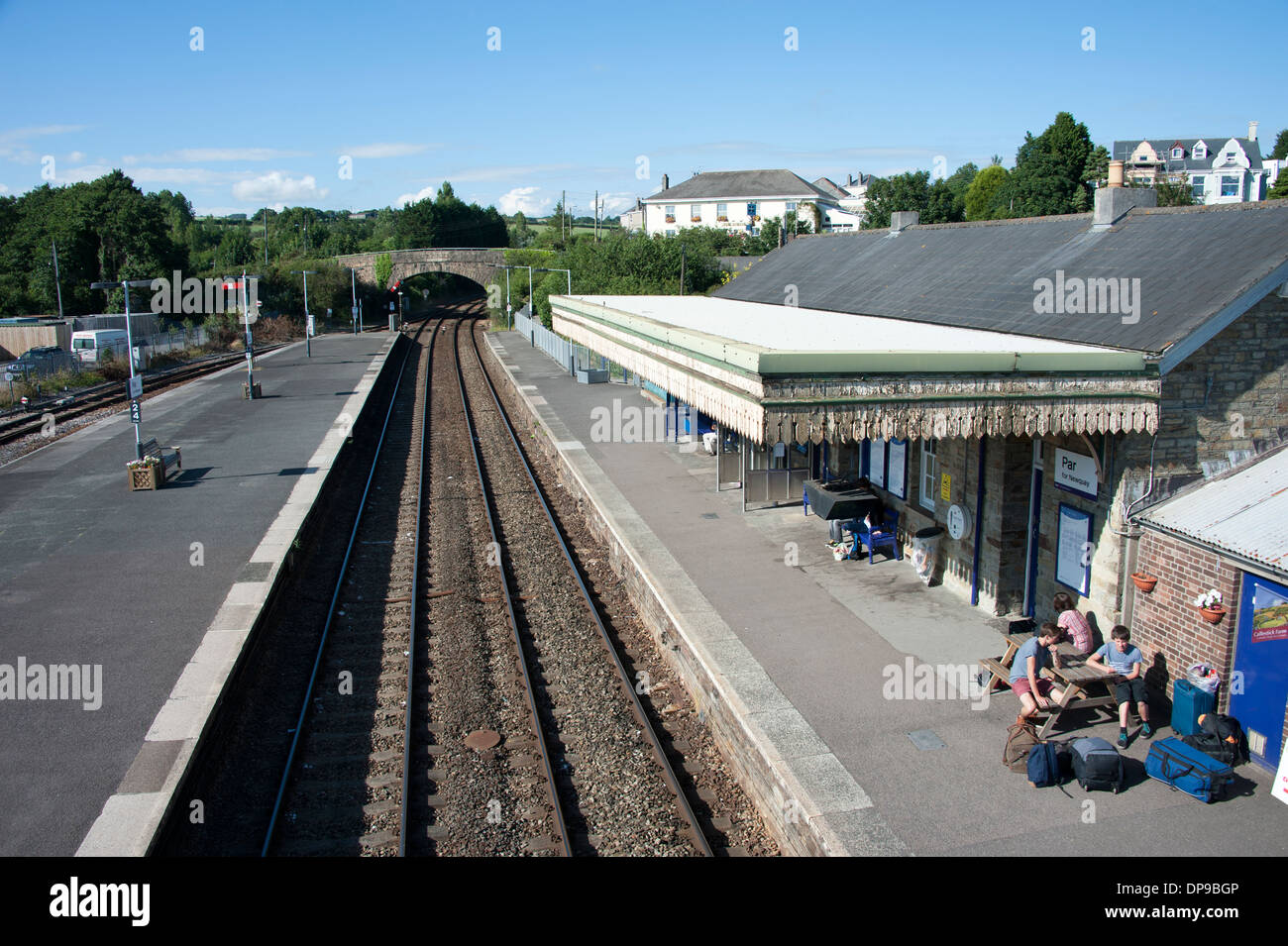 Par Stazione ferroviaria piattaforma soleggiata Estate Cornwall Regno Unito Foto Stock