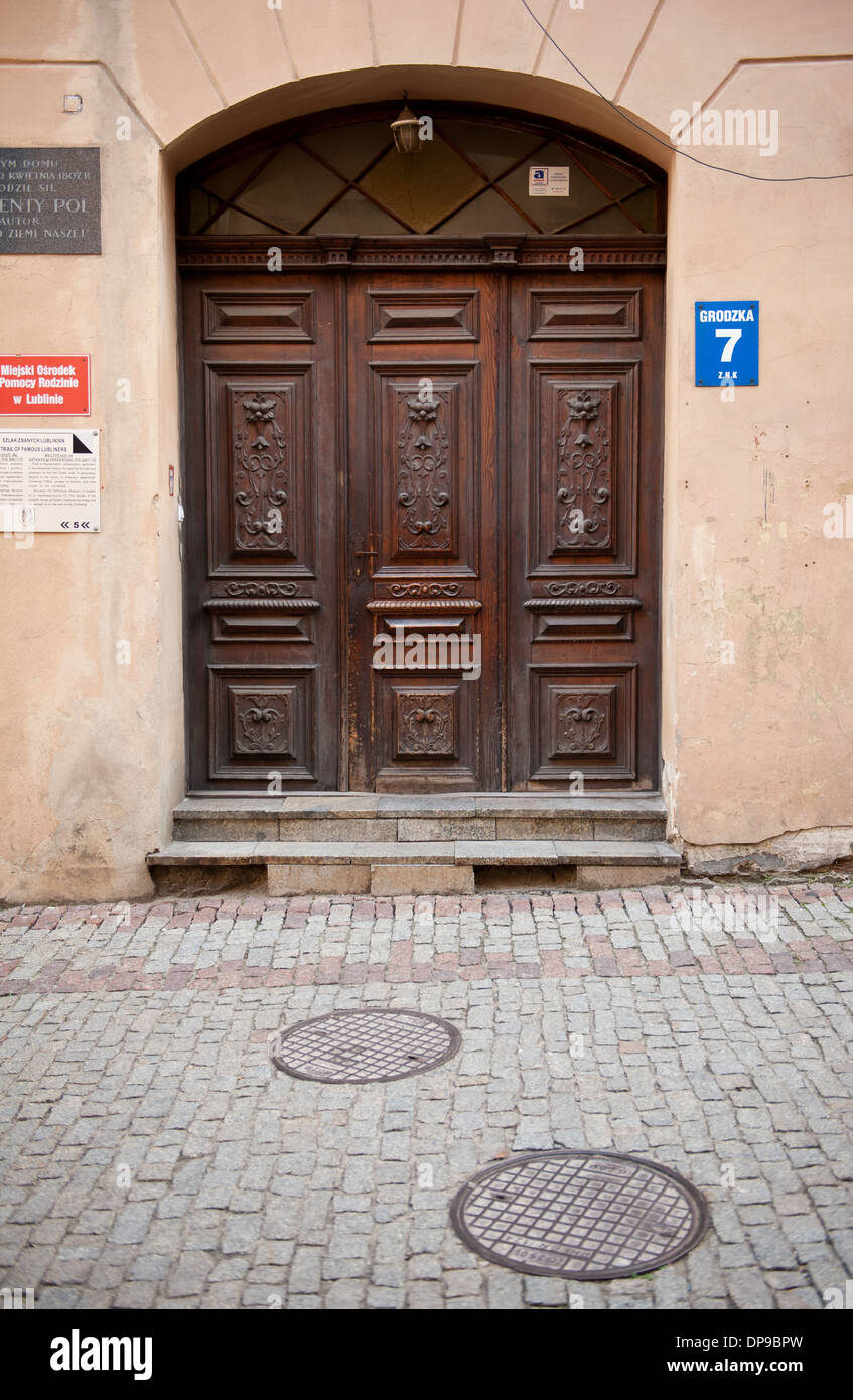 Ornamento vecchia porta di legno nella costruzione Foto Stock