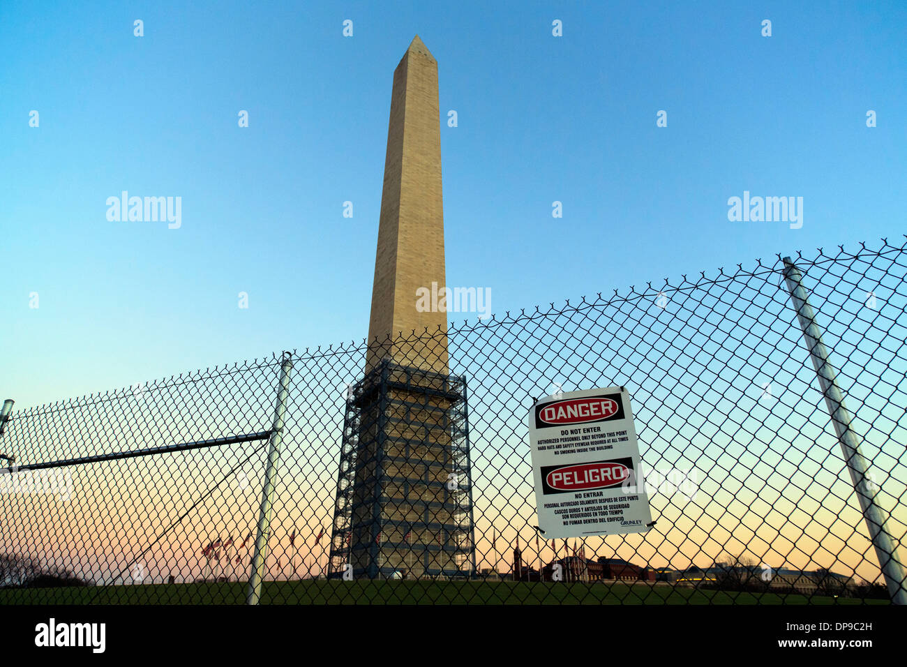 Il Monumento di Washington con base circondata da un ponteggio, Washington DC, 17 dicembre, 2013. Foto Stock