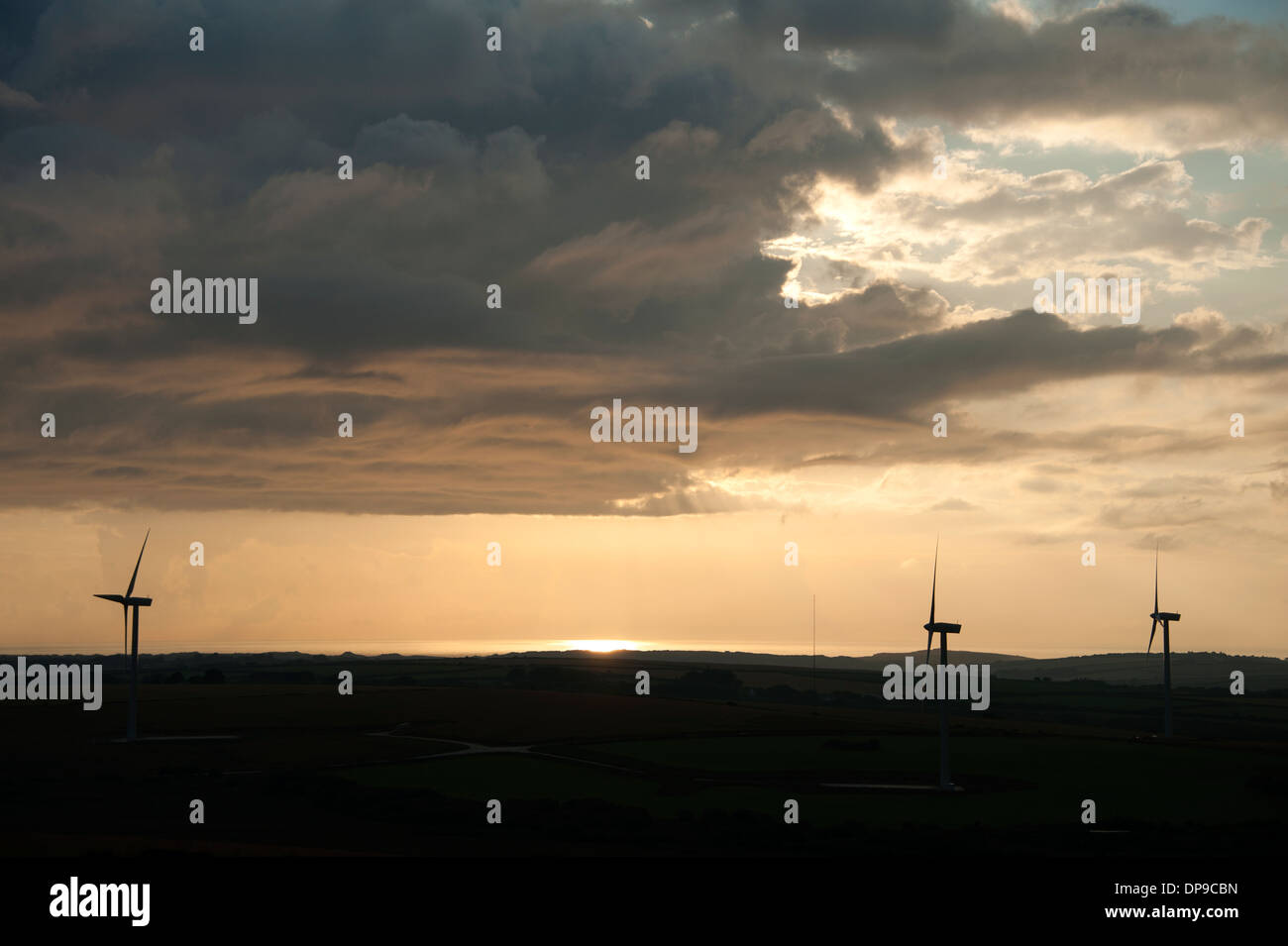 Nuvole al tramonto Cielo sopra per centrali eoliche le turbine a vento di tempesta in avvicinamento Foto Stock
