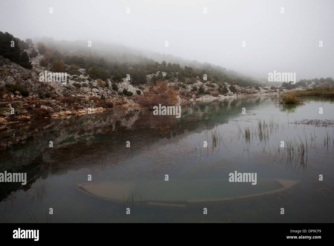 Barca affondata nel lago Beyşehir Konya Turchia Foto Stock