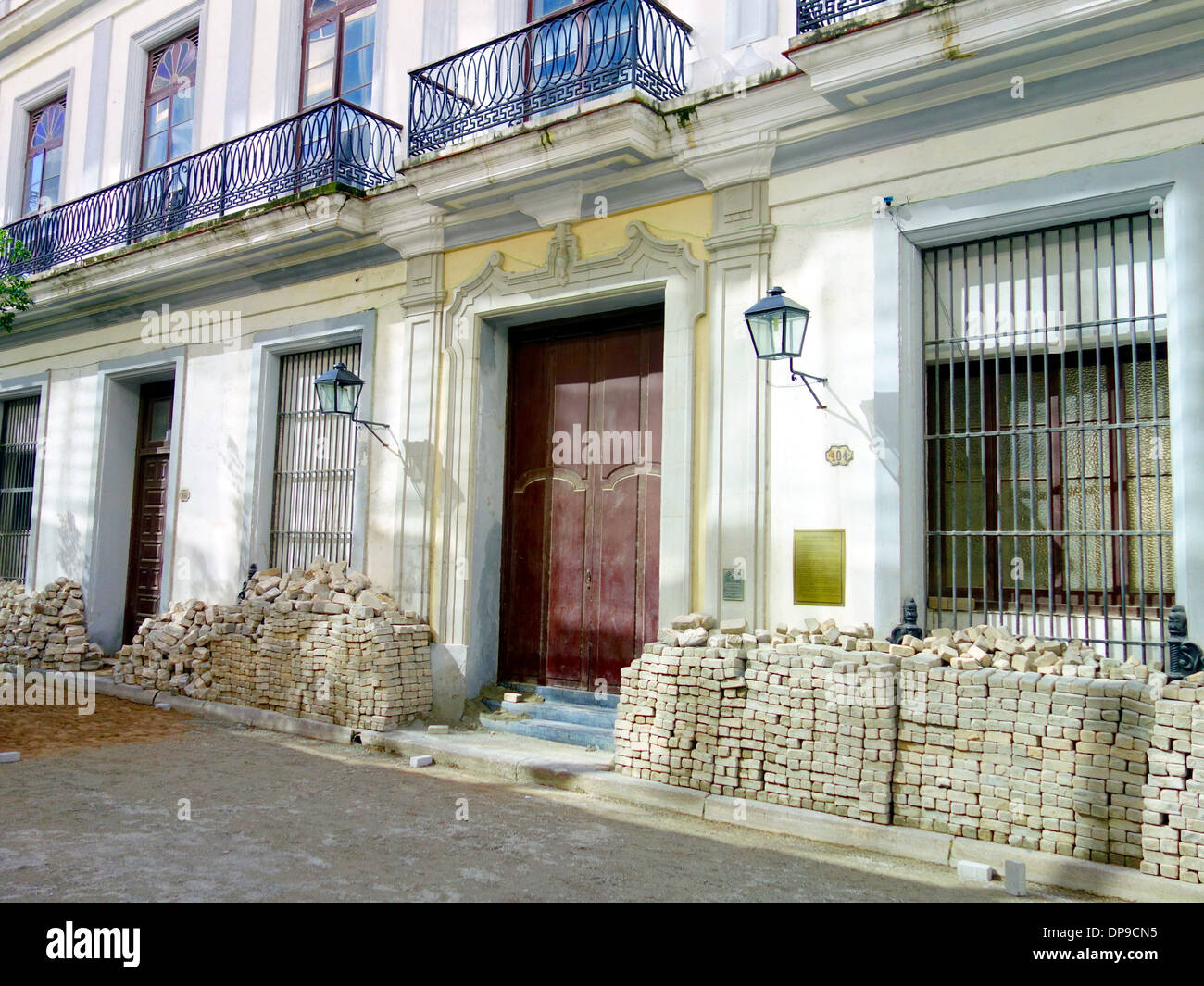 Materiale di costruzione in una strada a l'Avana, Cuba Foto Stock