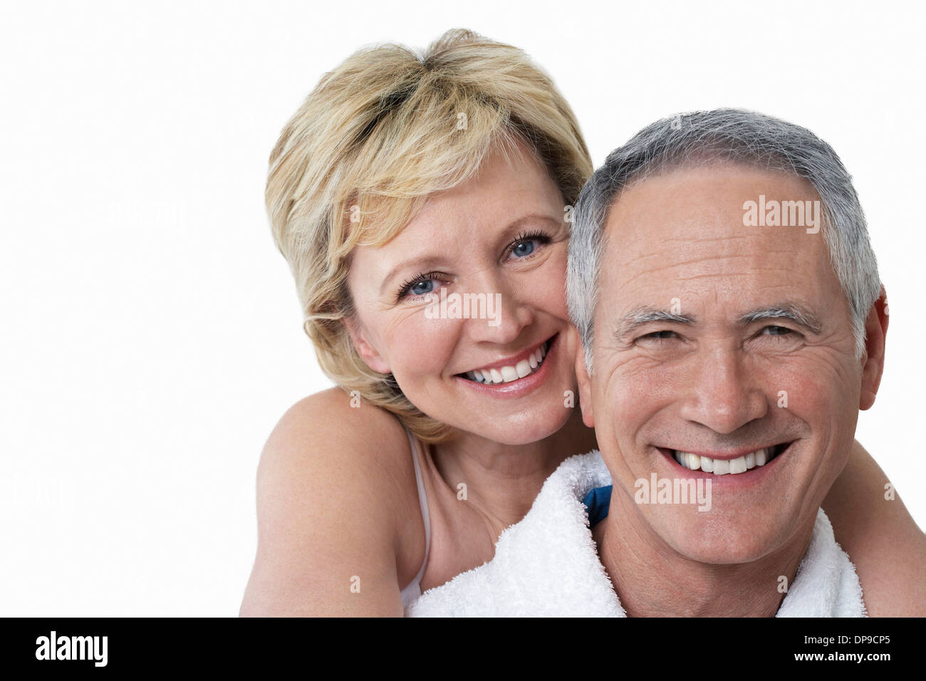 Ritratto di amorevole Coppia sorridente su sfondo bianco Foto Stock