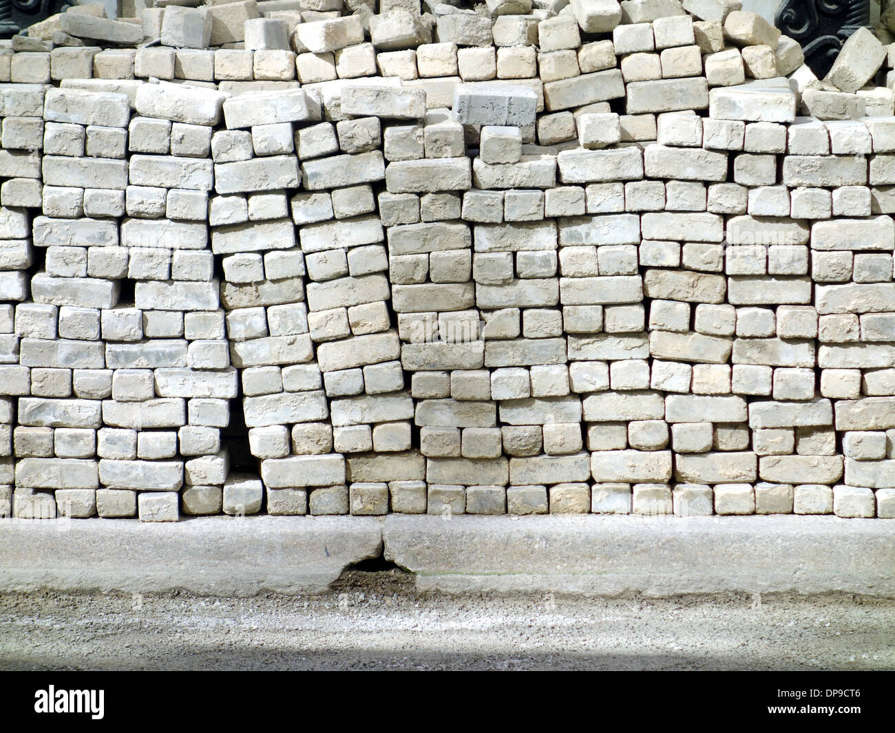 Materiale di costruzione in una strada a l'Avana, Cuba Foto Stock
