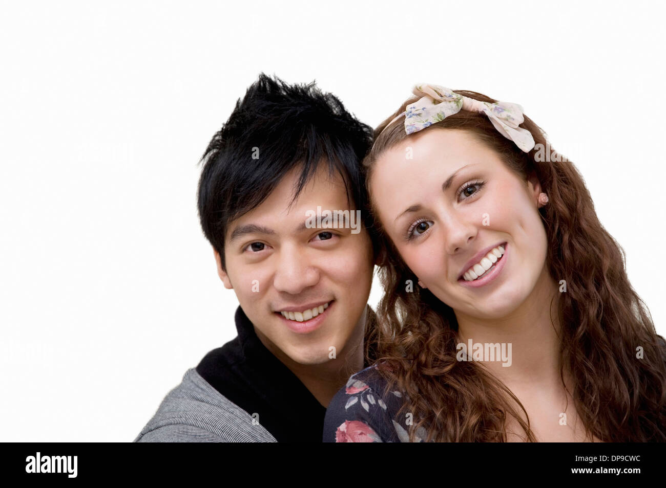 Ritratto di felice amare giovane su sfondo bianco Foto Stock