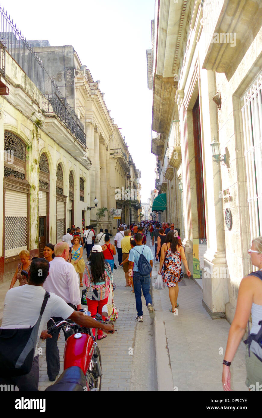 La strada affollata di Havana, Cuba Foto Stock