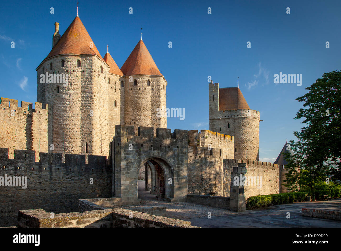 Parte anteriore porta di ingresso al borgo medievale di Carcassonne, Occitanie, Francia Foto Stock