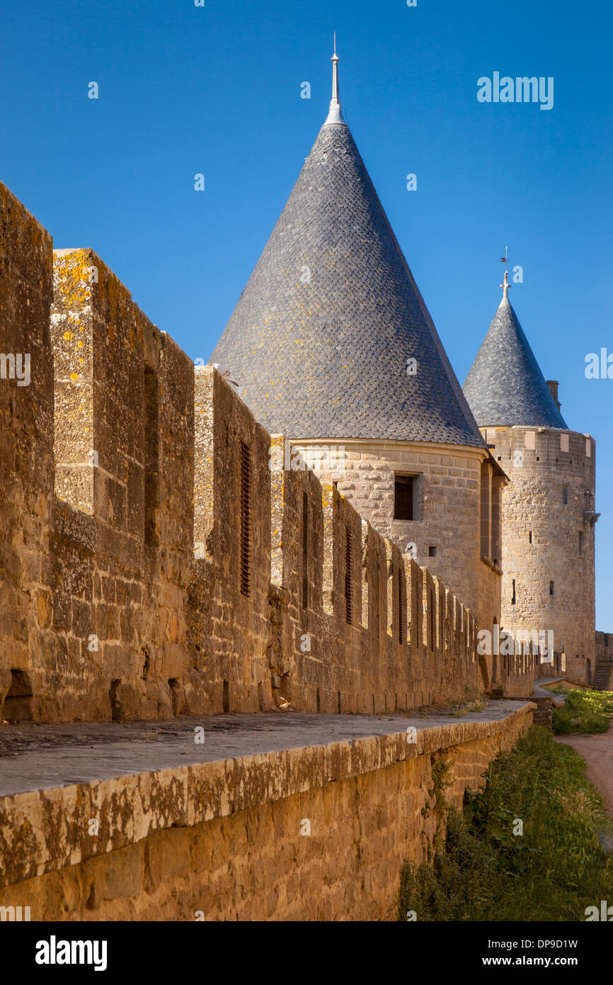 Torrette di guardia lungo le mura del borgo medievale di Carcassonne, Occitanie, Francia Foto Stock