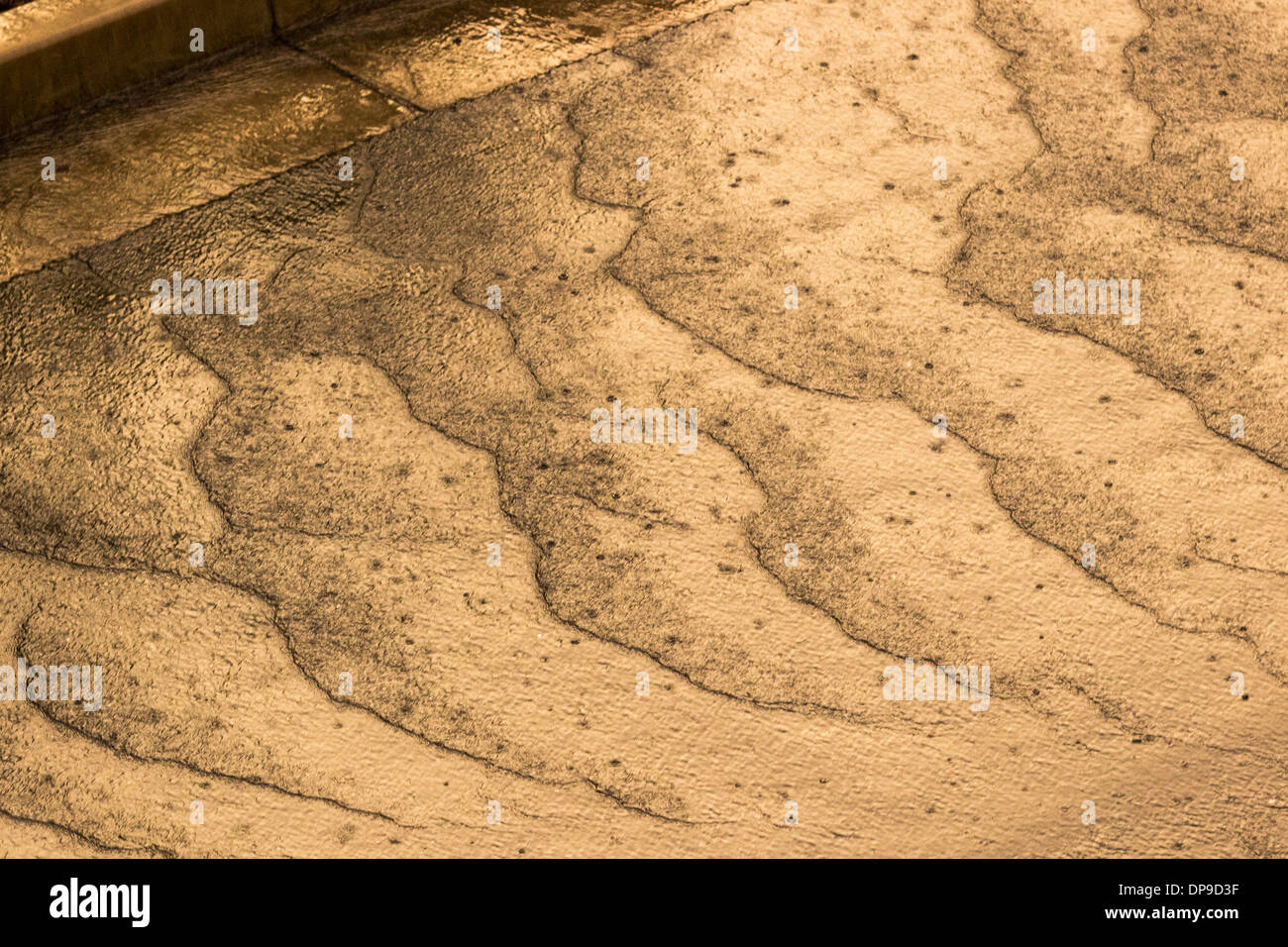 Forti piogge monsoniche acqua scorre rapidamente verso il basso una strada Foto Stock