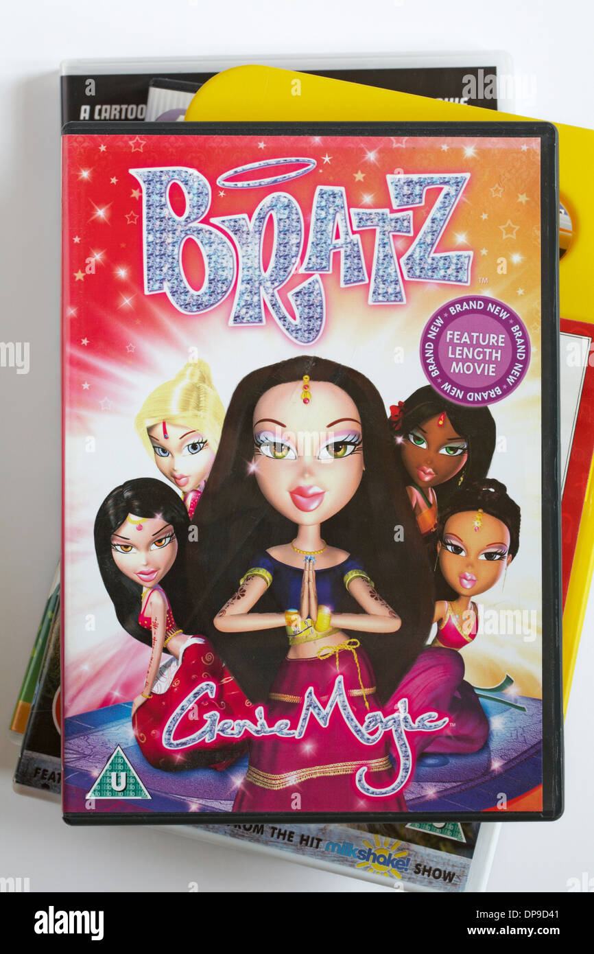 Pila di DVD con Bratz Genie Magic nuovissima funzione lunghezza movie DVD sulla parte superiore impostato su sfondo bianco Foto Stock