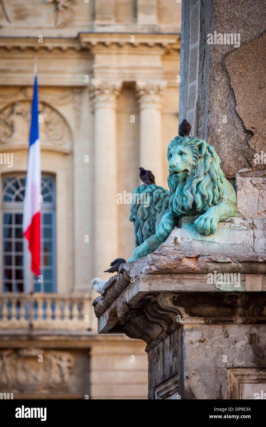 Lion statue del memorial obelisco al di fuori del Hotel de Ville, Arles Provenza, Francia Foto Stock