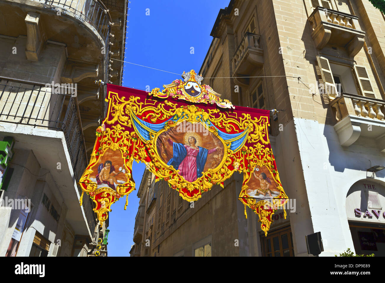 Christian festival religioso street banner decorazione a La Valletta, isola di Malta. Foto Stock