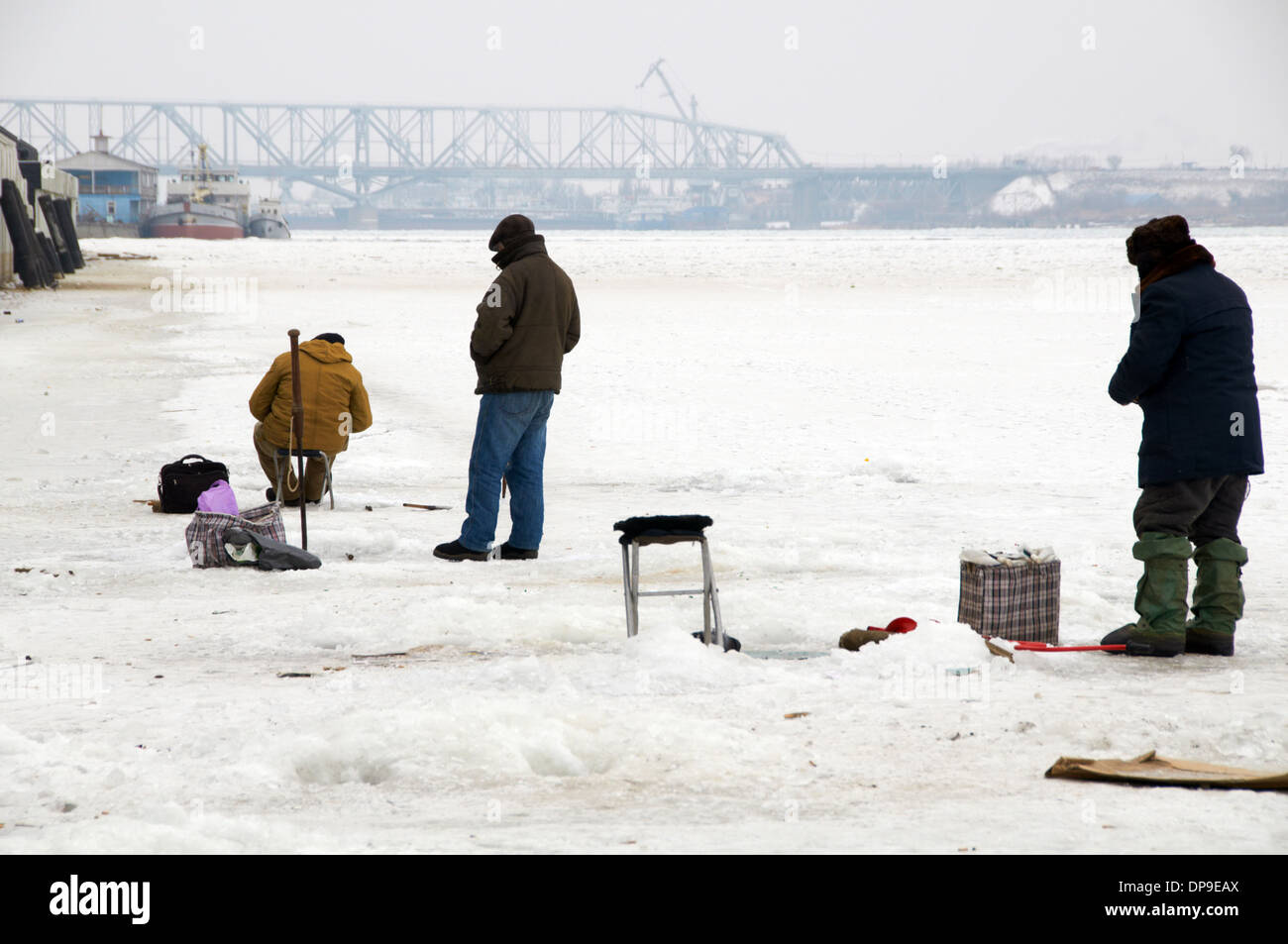 Pesca sul ghiaccio al fiume Volga in Astrakhan, Russia Foto Stock