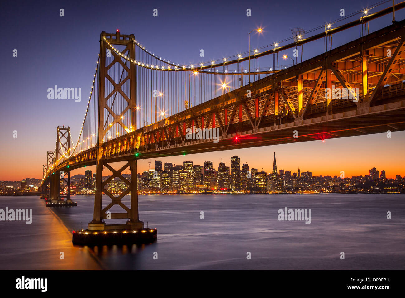 Twilight su Oakland Bay Bridge con skyline di San Francisco al di là, California USA Foto Stock